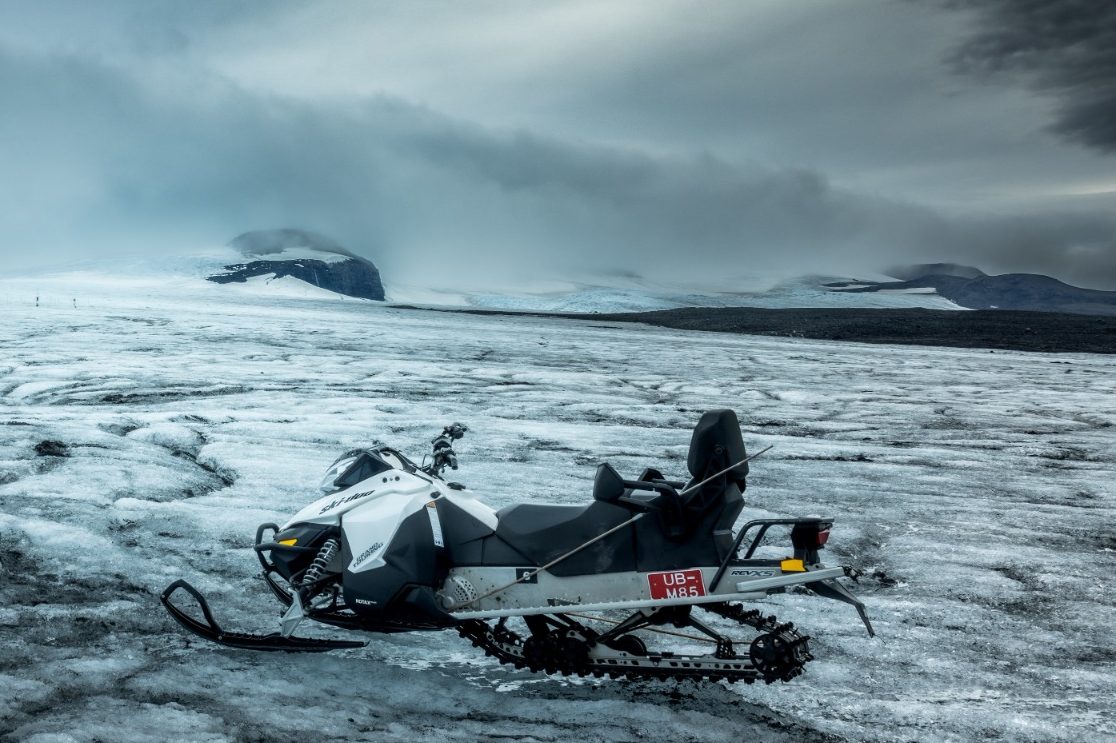 cold photograph of glacier in iceland taken by Le'Fook